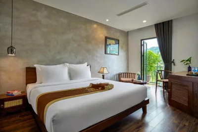 Chambre Deluxe King avec balcon et vue sur la montagne — Draha Halong Hotel - Serenity, Charm and Nature - Preferred by Western Travelers