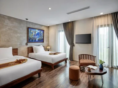 Suite familiale triple avec balcon et vue sur la montagne — Draha Halong Hotel - Serenity, Charm and Nature - Preferred by Western Travelers